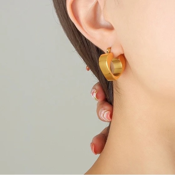 NEW💎18K Gold Plated Geometric Heart Earrings* - Picture 2 of 6